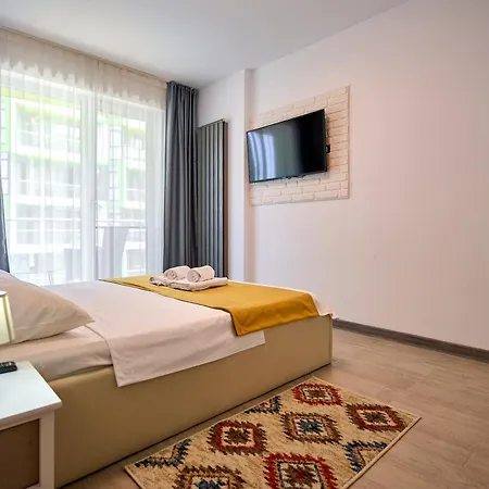 Silverbay - Pool And Apartment