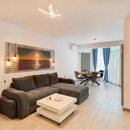 Silverbay - Pool And Spa Beach Resort Apartment Navodari